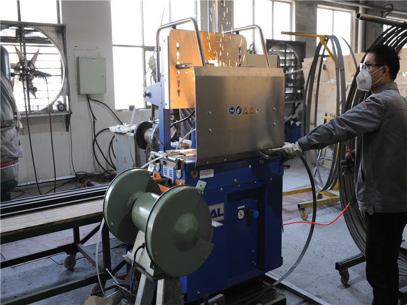 無錫鋸床生產(chǎn)廠家：碰到鋸床切割過程中材料切不正問題怎么辦？